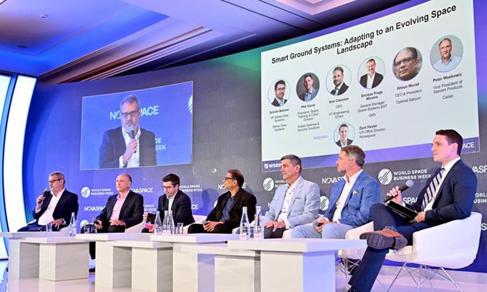 intervenants assis sur scène pendant une conférence